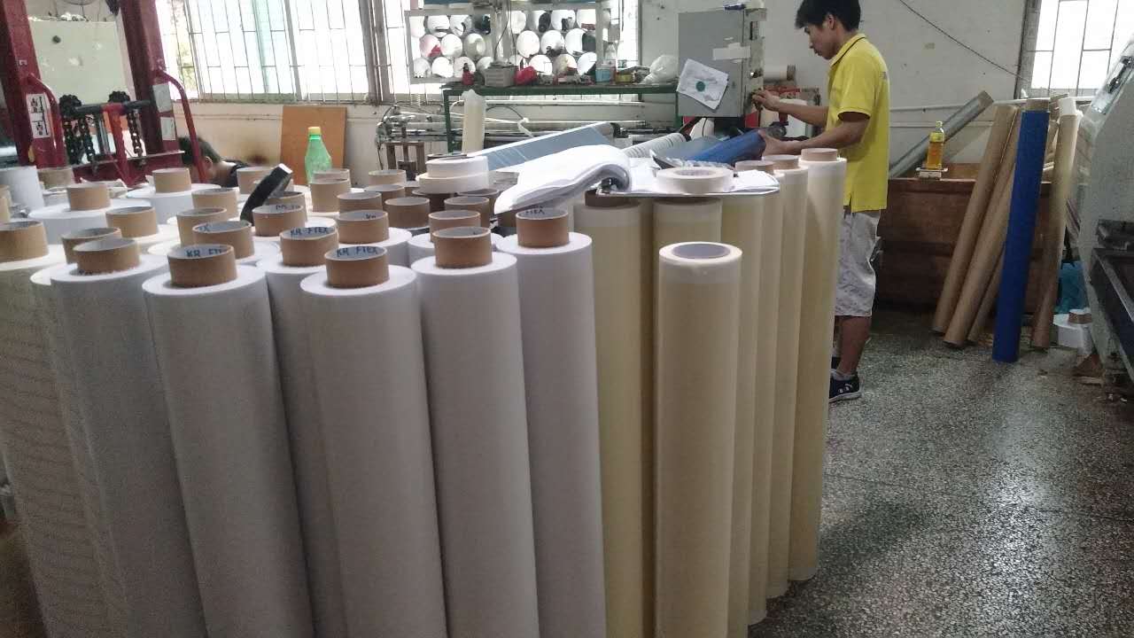 復(fù)卷車間員工加班加點中